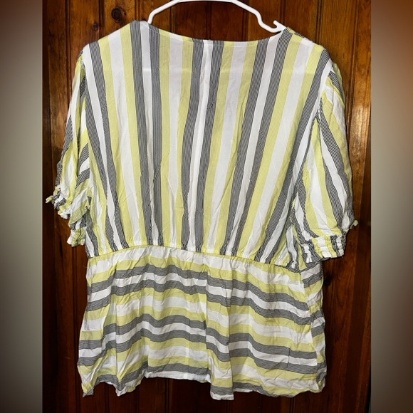 Lane Bryant Short Puff Sleeve V Neck Button Peplum Top Striped - Picture 4 of 5